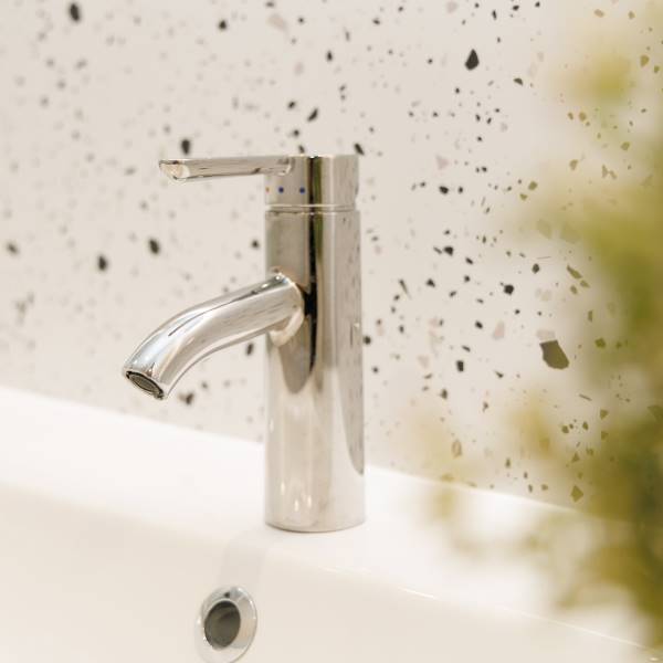 Biophilic: terrazzo wandpaneel en plant